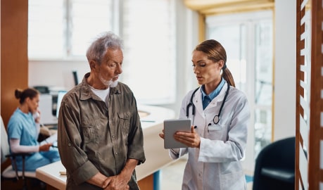 Consultation entre un patient et une médecin dans un centre de santé