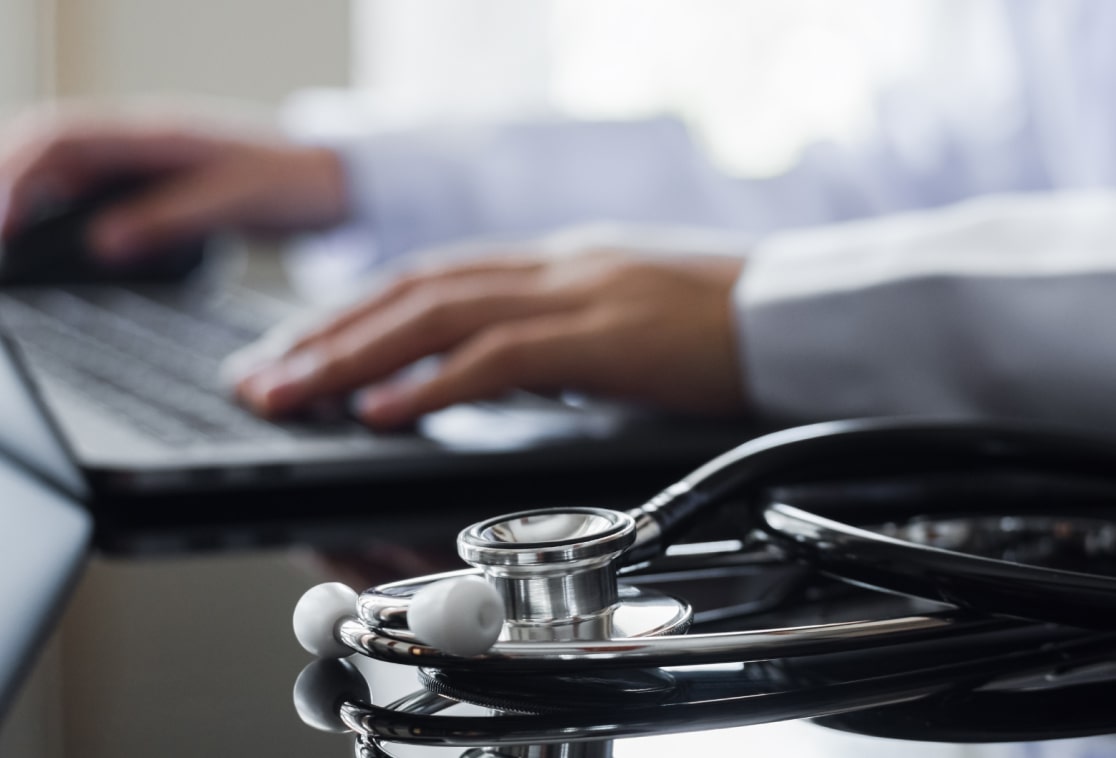 Stéthoscope posé près d’un ordinateur portable