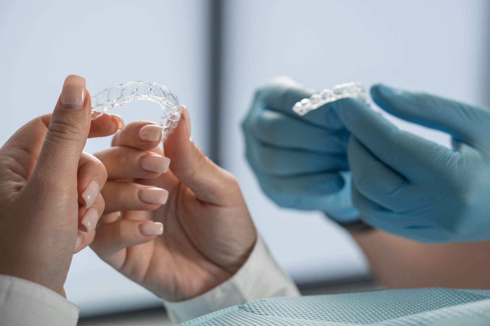 Aligneur dentaire transparent remis par le praticien à un patient